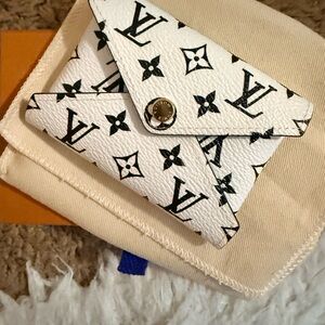 Louis Vuitton Monogram White and Black Envelope card case nib